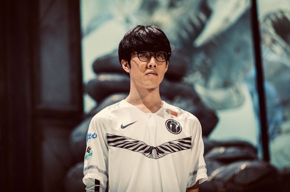 他们依然坚 他们依然坚